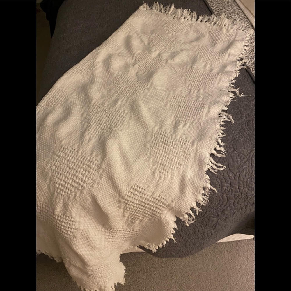 White Throw for those nights you want to be cosy🥶 this winter 😎.   (v)